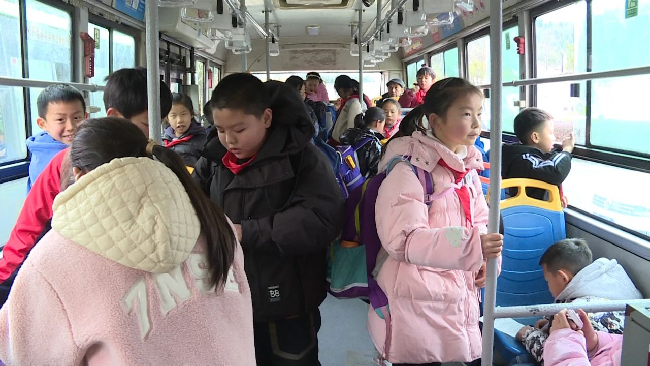 校園定制公交車的開通極大地方便了學(xué)生的上下學(xué)。