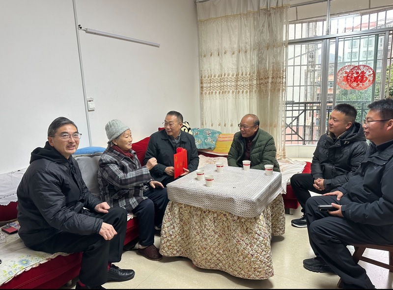 慰問人員來到黔西南州慰問見義勇為犧牲英模之妻王文美。貴州省見義勇為基金會供圖.jpg