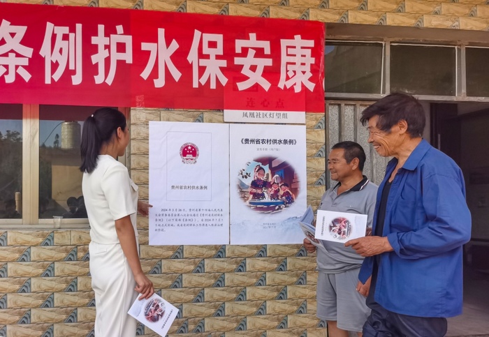 進(jìn)村入戶宣傳水源保護(hù)知識(shí)（盧錫江 攝）.jpg