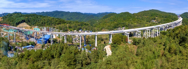 1 圖為貴州首條智慧高速公路貴陽至安順擴(kuò)容項目。劉葉琳 攝.jpg
