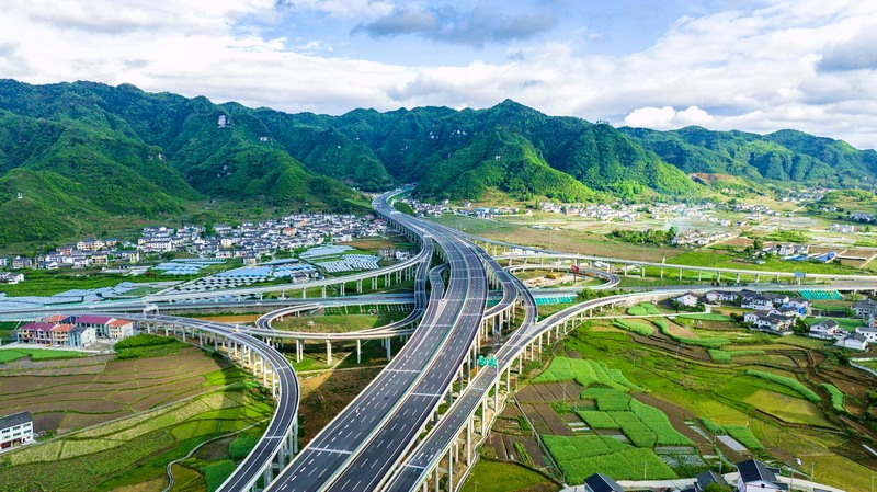 2 交通跨越式大發(fā)展，讓貴州新型工業(yè)化、新型城鎮(zhèn)化、農(nóng)業(yè)現(xiàn)代化、旅游產(chǎn)業(yè)化“四個輪子”跑得更快了。圖為重遵擴(kuò)容工程重遵擴(kuò)容工程與綏陽至遵義高速公路交互的蒲場互通。劉葉琳 攝.jpg