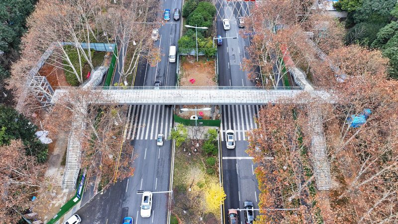 1、黔靈山路連接貴陽一中和景怡苑的人行天橋。.jpg