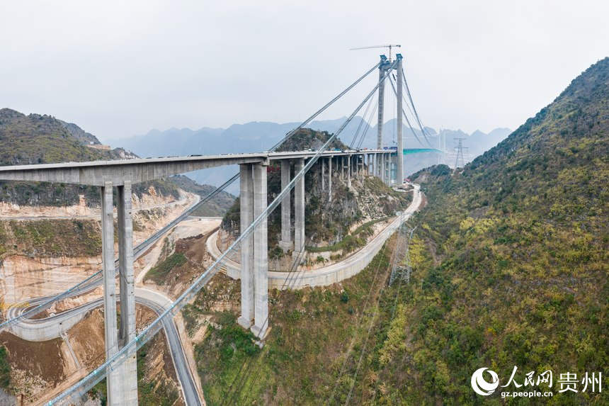 航拍建設(shè)中的花江峽谷大橋。人民網(wǎng)記者 涂敏攝