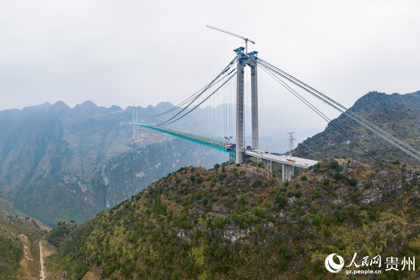 航拍建設(shè)中的花江峽谷大橋。人民網(wǎng)記者 涂敏攝