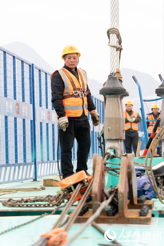 大橋建設(shè)者在為合龍做準(zhǔn)備。人民網(wǎng)記者 涂敏攝