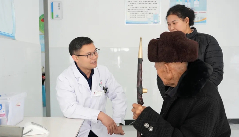 朱懷平為患者看診。圖片由受訪者提供