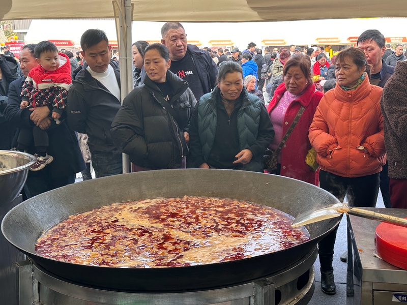 市民游客圍觀糟辣美食制作過(guò)程。實(shí)習(xí)生 盧俊攝