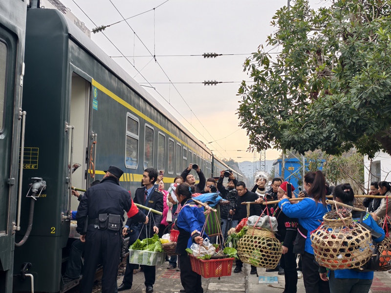 8六個雞火車站   （潘小雪  攝）