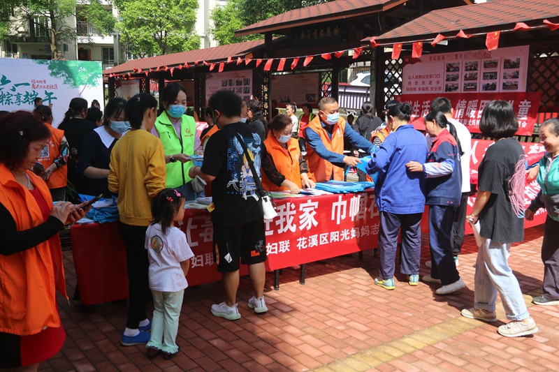 3、陽光媽媽進(jìn)村居開展禁毒預(yù)防教育宣傳活動(dòng)。