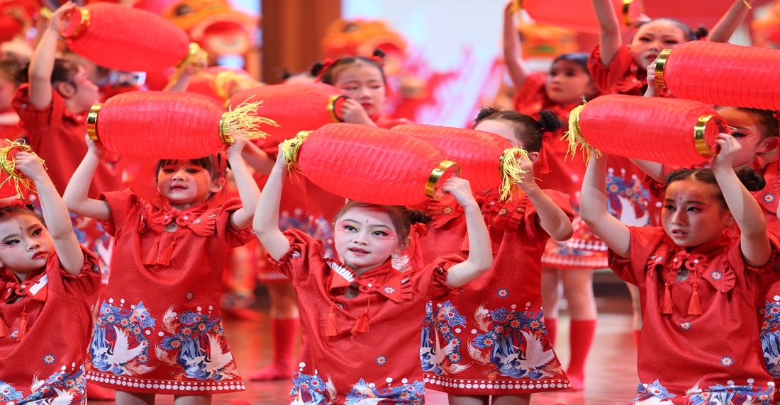 赫章萌娃齊聚！2025少兒春晚嗨翻蛇年。陳春志攝