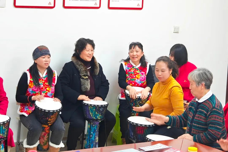 劉阿姨（右一）在社區(qū)學(xué)習(xí)非洲鼓3
