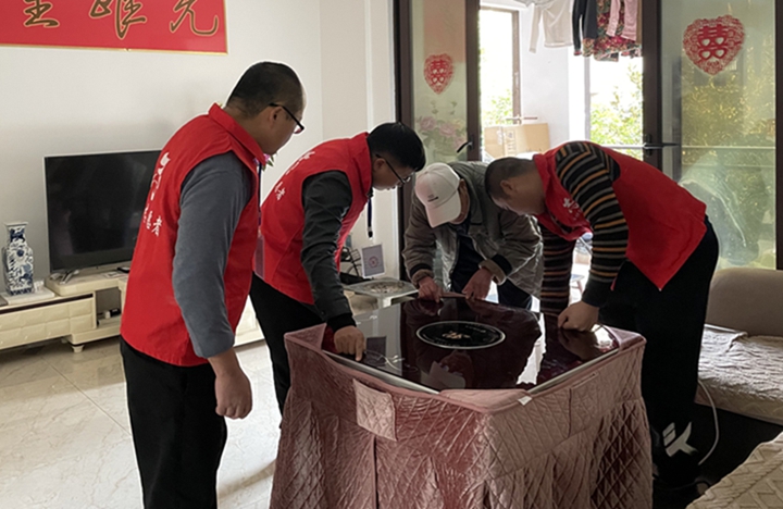 “紅管家”上門為群眾維修爐子。