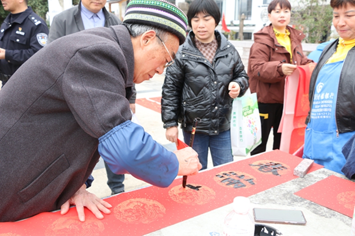 書法老師為村民們寫春聯(lián)。