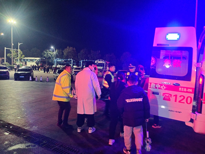 交通執(zhí)法人員聯(lián)合一路多方抬暈倒男子上救護(hù)車。