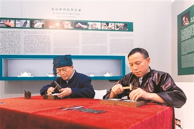 圖為非遺傳承人在展覽現(xiàn)場展示制作工藝。澳門特區(qū)政府文化局供圖