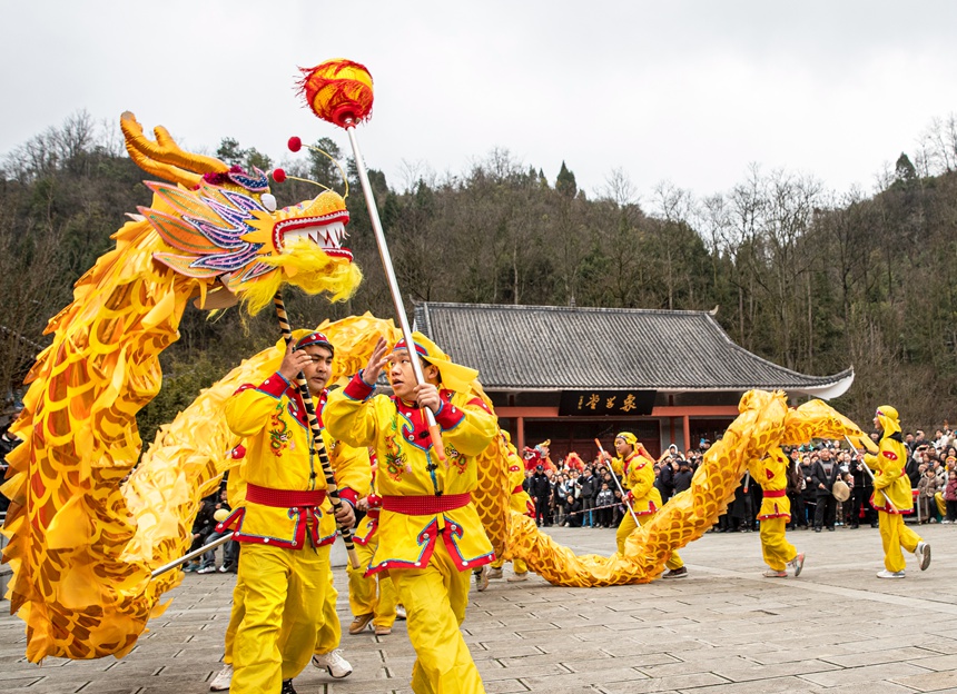 1月31日，村民在貴州省畢節(jié)市黔西市素樸鎮(zhèn)九龍山下的象祠廣場舞龍比賽。