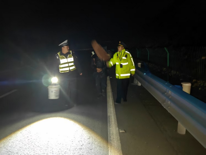 護(hù)送誤入高速公路的老人回家。