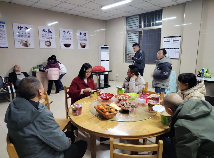 為司乘人員準備食物及熱水。
