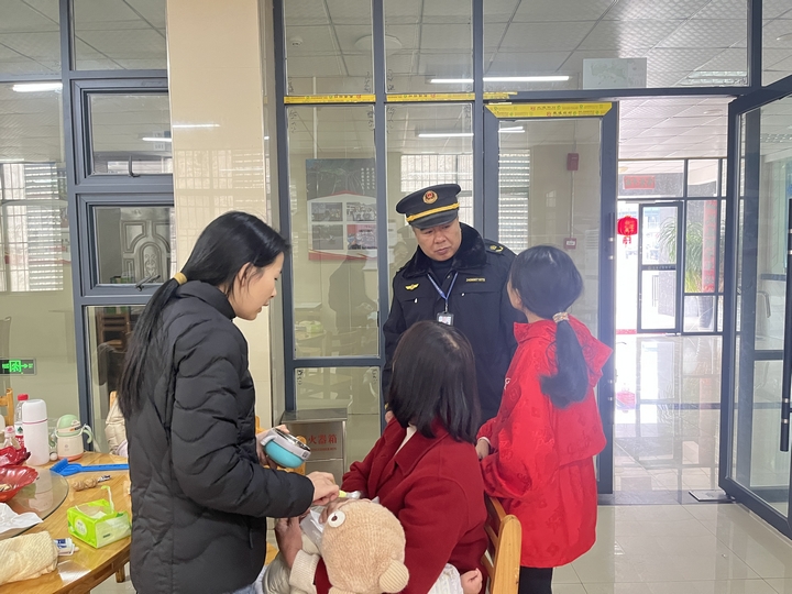 為司乘人員準備食物及熱水。