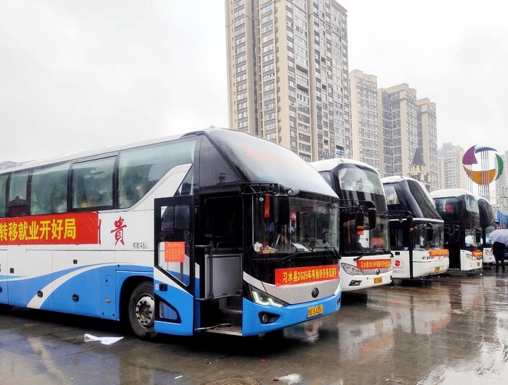 習(xí)水2025年第一批集中輸出勞務(wù)專車。習(xí)水縣融媒體中心供圖）.jpg