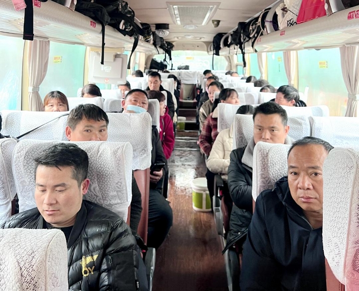 務(wù)工人員等待發(fā)車。習(xí)水縣融媒體中心供圖