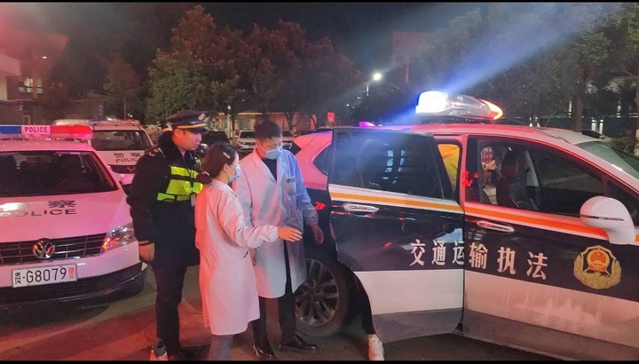 護(hù)送孕婦就醫(yī)現(xiàn)場。