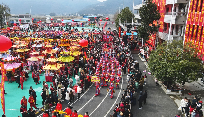 獨(dú)山縣基長鎮(zhèn)舉行2025年新春迎龍燈會(huì)。