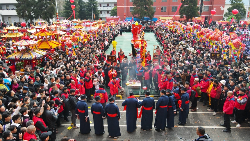 獨(dú)山縣基長(zhǎng)鎮(zhèn)舉行2025年新春迎龍燈會(huì)。