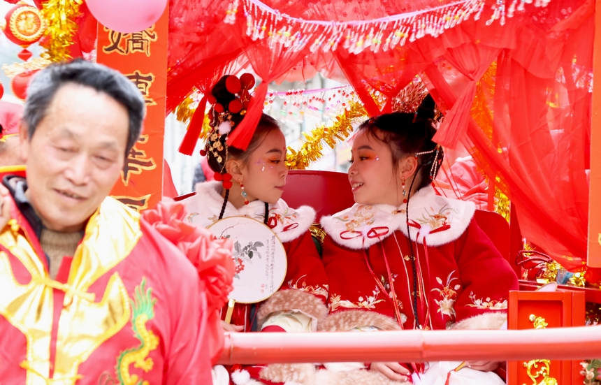 獨(dú)山縣基長鎮(zhèn)舉行2025年新春迎龍燈會(huì)。