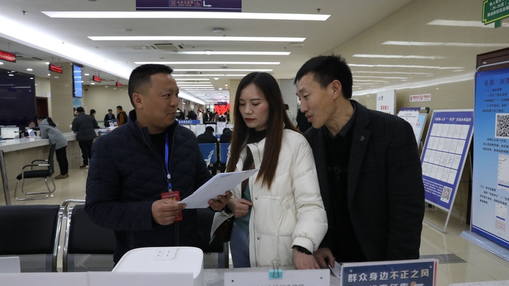 工作人員細(xì)心為辦事群眾講解（習(xí)水縣融媒體中心供圖）.jpg