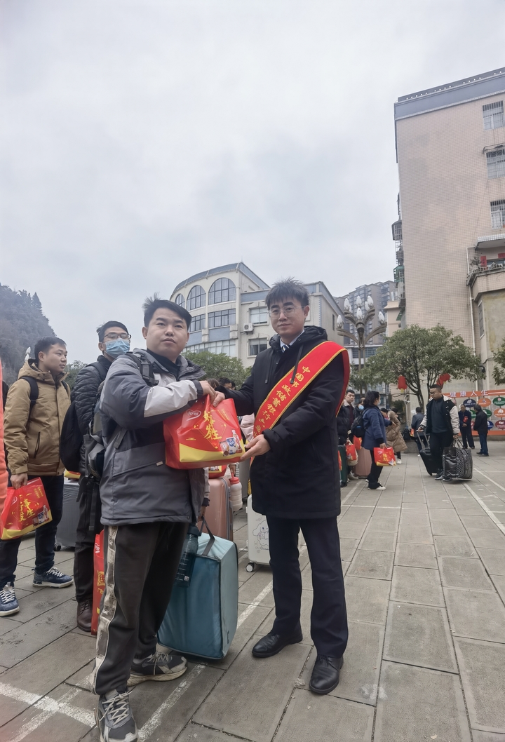 1-為外出務(wù)工人員發(fā)放“愛心禮包”.jpg