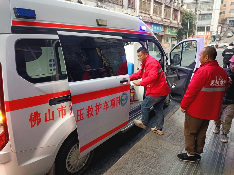 榕江縣村超醫(yī)療保障隊(duì)前往賽場(chǎng)。