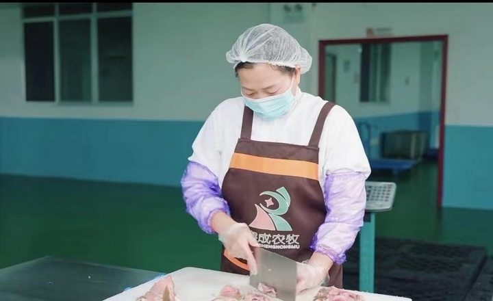 2、貴州容成農(nóng)牧公司工人在車間進(jìn)行羊肉切片。習(xí)水縣融媒體中心供圖.jpg