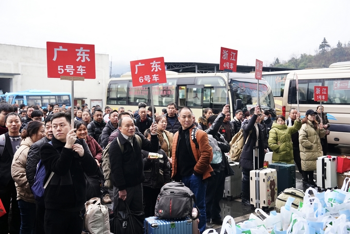 務(wù)工人員有序排隊(duì)。.jpg