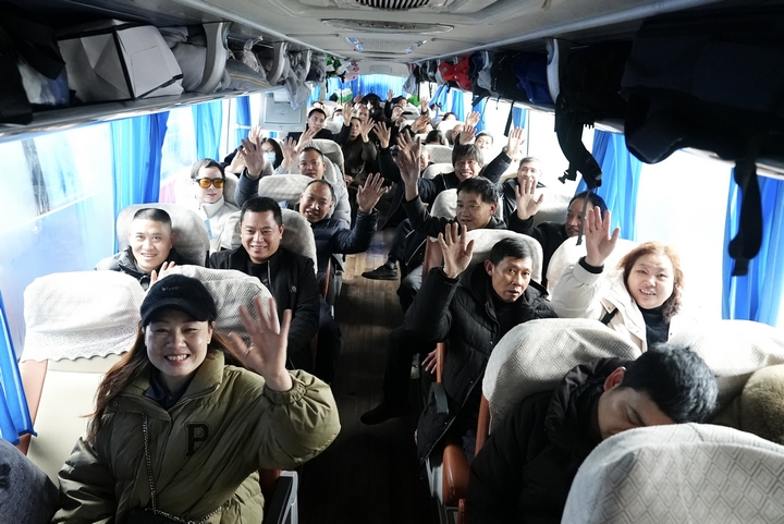 大家已經(jīng)全部上車(chē)準(zhǔn)備出發(fā)。.jpg