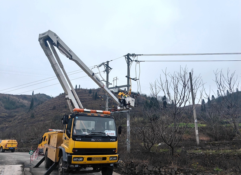 利用帶電作業(yè)檢修線路設(shè)備，讓客戶“無(wú)感”用電。
