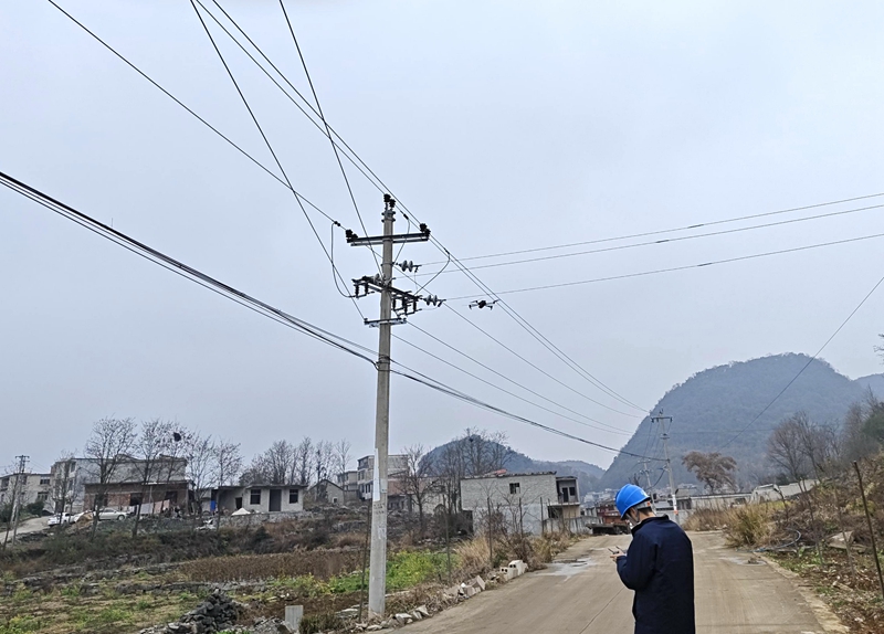 利用無(wú)人機(jī)巡視供電線路。