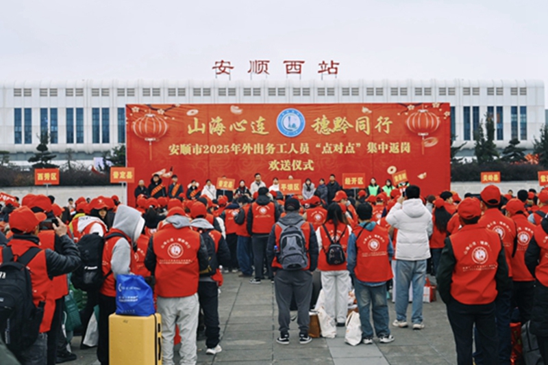 1 圖為務(wù)工人員有序排隊(duì)參加活動(dòng)