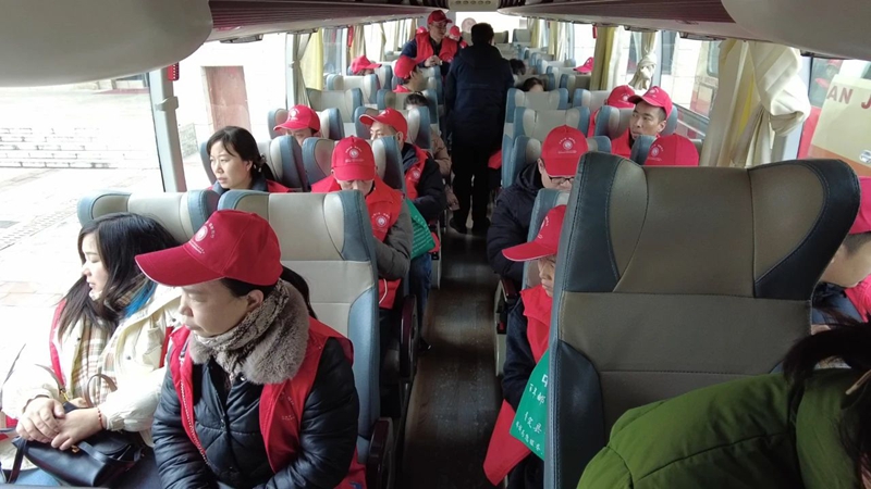 返鄉(xiāng)人員坐上免費(fèi)專列返崗.jpg