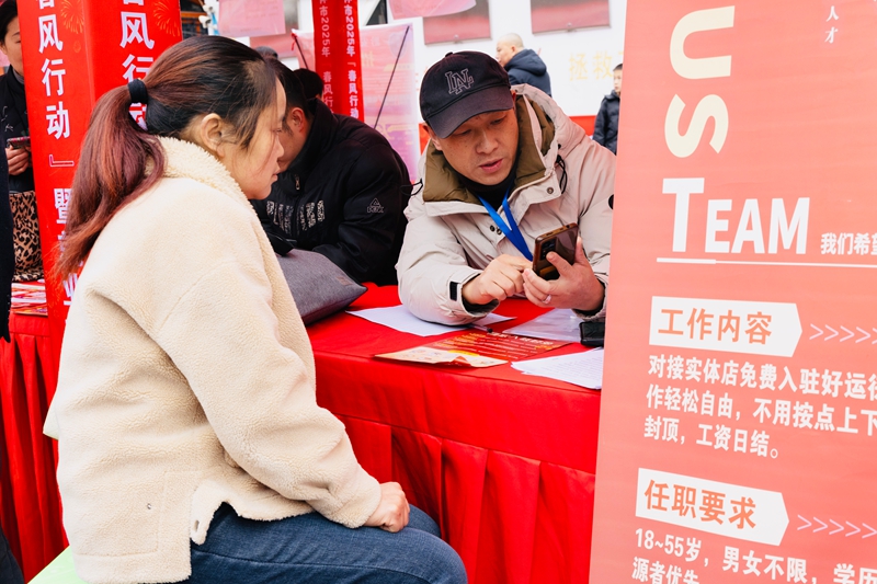 企業(yè)為求職者講解工作流程.jpg