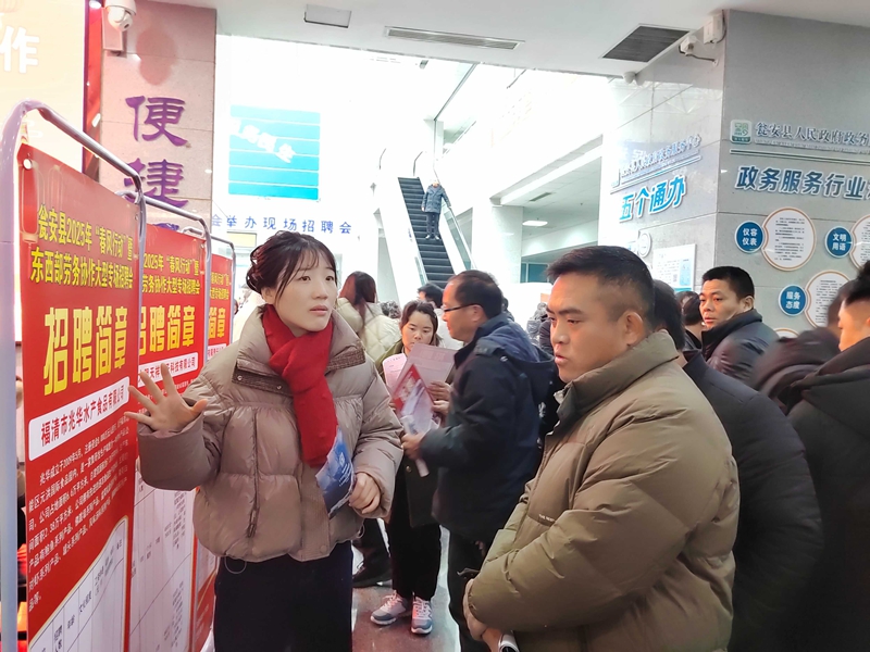 招聘現(xiàn)場為求職者提供一站式服務。吳雨陽 攝.jpg