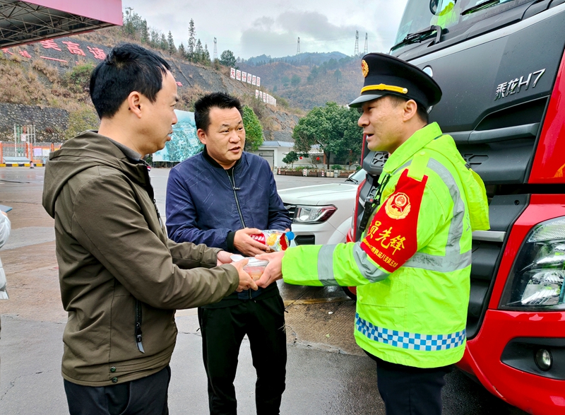3 贈送湯圓并叮囑貨車司機注意運輸安全。.jpg