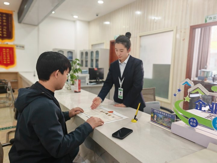 “企業(yè)之家”辦事服務(wù)專窗映入眼簾，專員正在細(xì)致地辦理業(yè)務(wù)。王琨榮攝