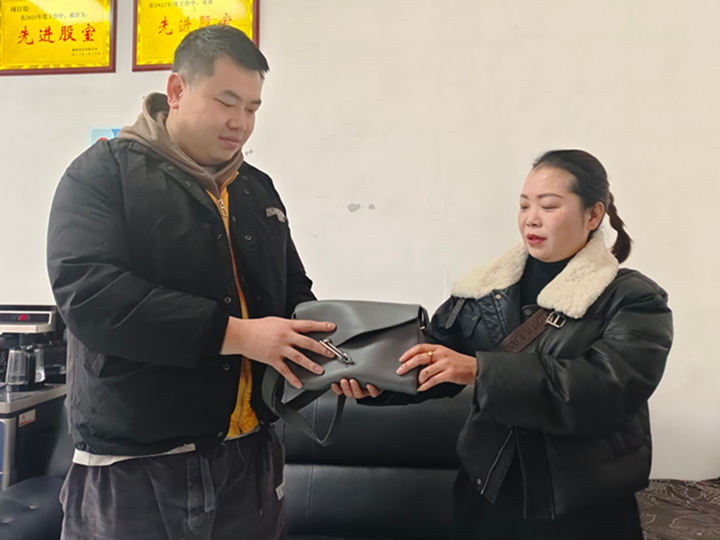 陳明芬將包還給失主。