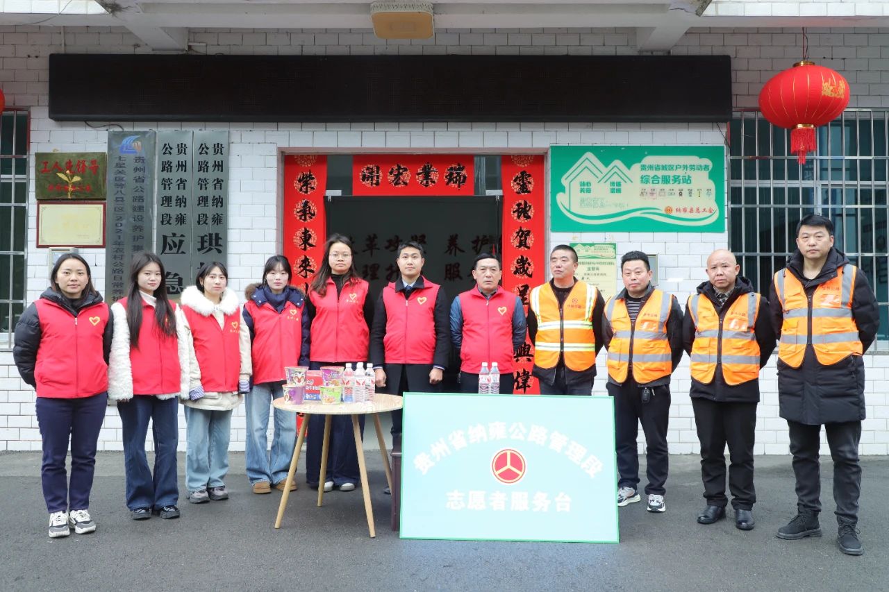 設(shè)置固定便民服務(wù)點(diǎn)，提供信息咨詢、路線指引等服務(wù)。吳杰攝