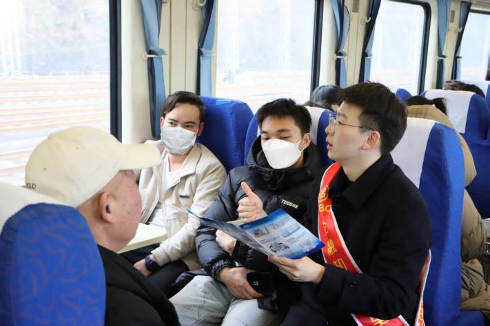 工作人員為返工乘客宣講反洗錢知識(shí)。
