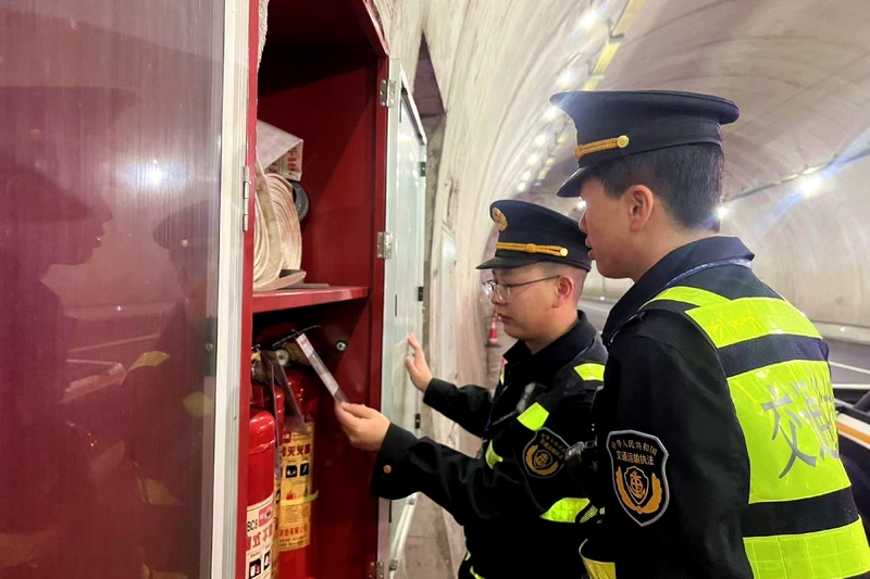 S36玉盤高速K87+800 執(zhí)法人員檢查隧道消防設(shè)施。