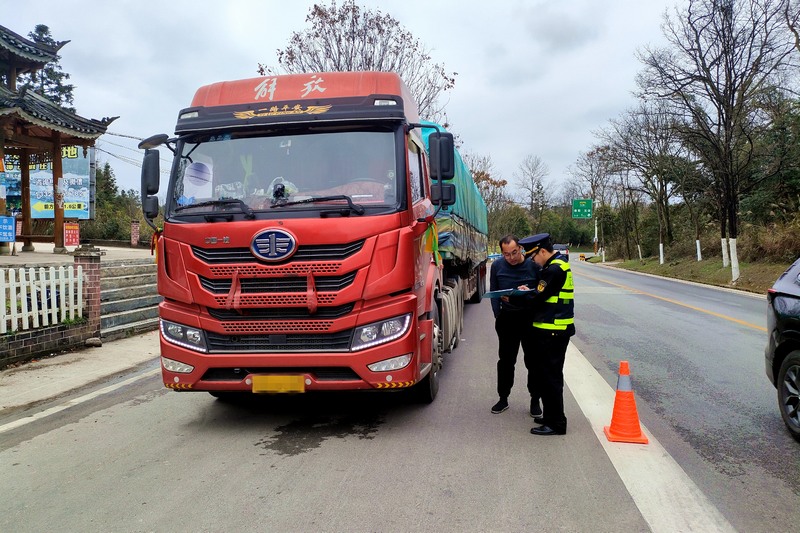 G551鎮(zhèn)福線k93+400 執(zhí)法人員引導(dǎo)車輛進(jìn)行檢查。