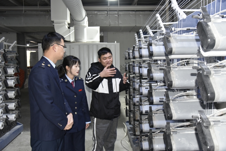 2 圖為晴隆縣稅務(wù)局稅務(wù)干部走進貴州奧諾新材料有限公司塑料拉絲車間，深入了解企業(yè)節(jié)后復(fù)工生產(chǎn)情況。.JPG