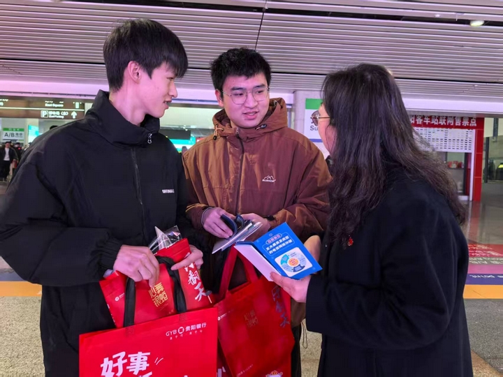 工作人員向過往旅客宣傳反詐、反假幣知識 (1).jpg